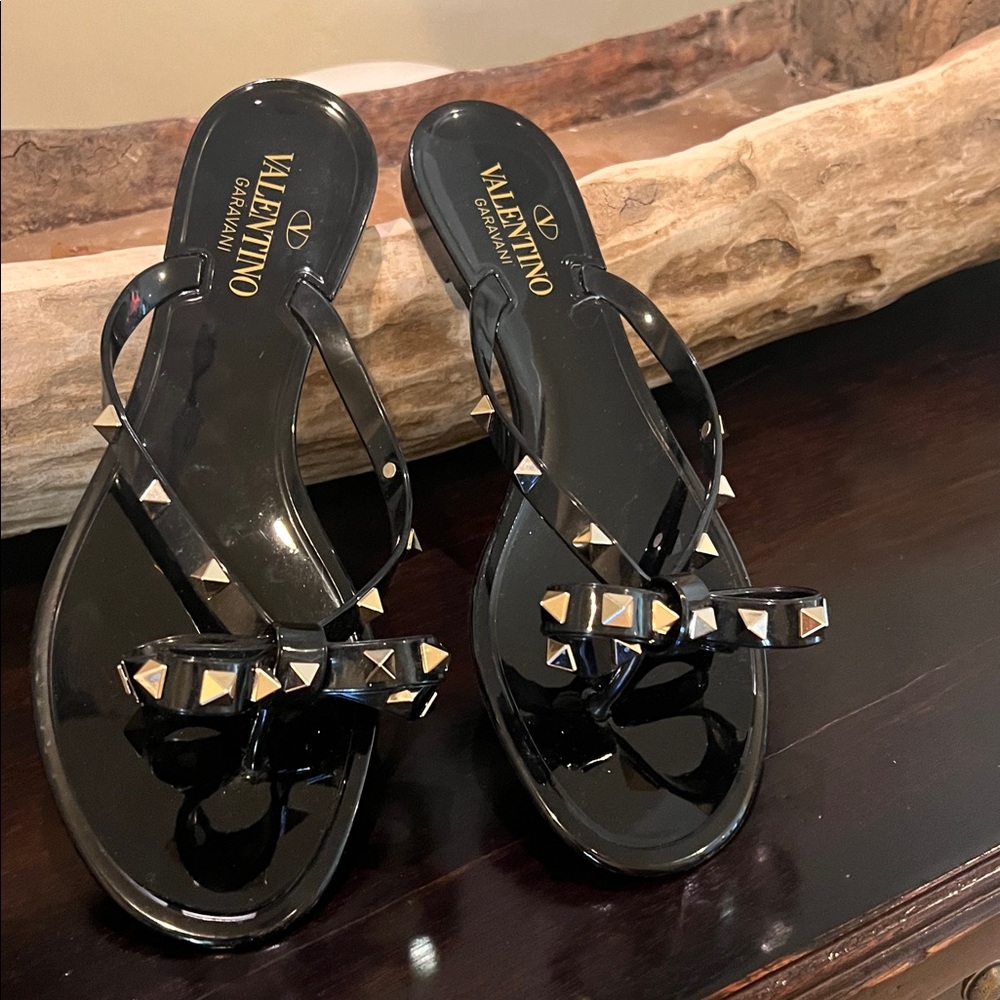 Valentino Garavani Rockstud Bow Jelly Thong Sandals - Picture 13 of 14